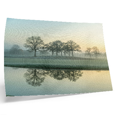 Stilren väggposter Lugn vattenyta, reflektion av träd, mjuk dimma