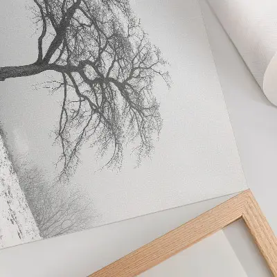 Poster ensamt träd i vinterlandskap med minimalistisk harmoni