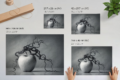 Stilren väggposter Kontrasten mellan äpplet och grenen är en harmonisk monokromatisk