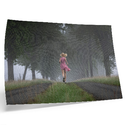 Poster springande figur gränd dimma träd grön