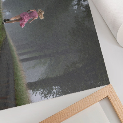 Poster springande figur gränd dimma träd grön