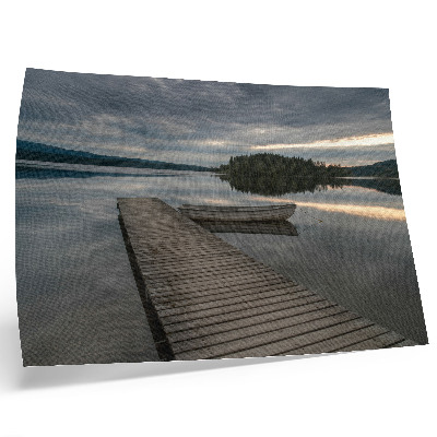 Stilren väggposter Sjö, båt, skog, moln, lugnande atmosfär