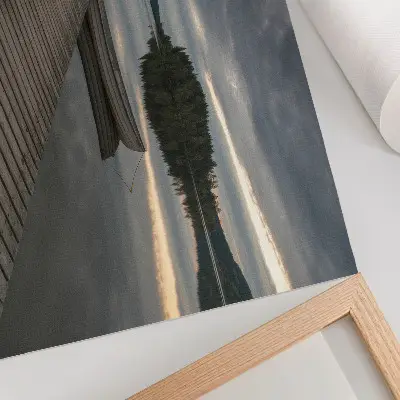 Väggposter motiv med sjö, båt, skog och moln i en lugnande atmosfär