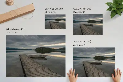 Väggposter motiv med sjö, båt, skog och moln i en lugnande atmosfär