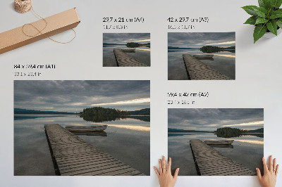 Stilren väggposter Sjö, båt, skog, moln, lugnande atmosfär