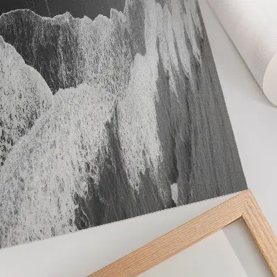 Poster med svartvita vågor mjuk sand vid en lugn strand
