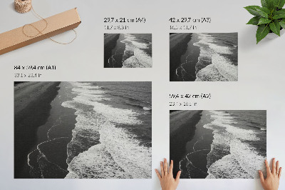 Poster till sovrum Svarta och vita vågor mjuk sand lugn strand