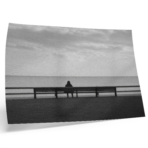Väggposter Person på en bänk vid havet, grå harmoni