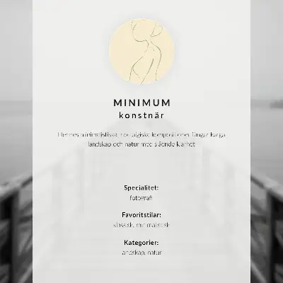Väggposter person på en bänk vid havet i grå harmoni