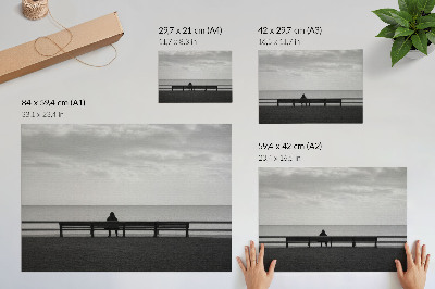 Väggposter Person på en bänk vid havet, grå harmoni