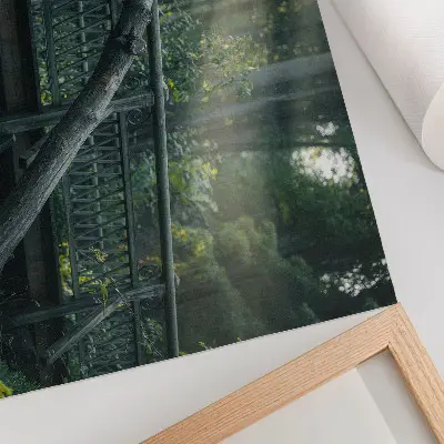 Väggposter en träbro omgiven av grönska och solljus