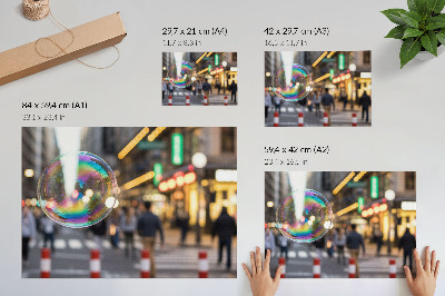 Poster till sovrum En livlig stadsgata med en reflekterande bubbla