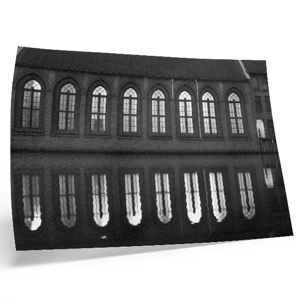 Väggposter med motiv av symmetri, reflektion och arkitektonisk elegans