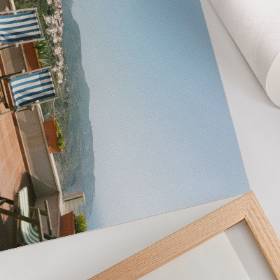 Väggposter Solstolar på terrassen med utsikt över bergen