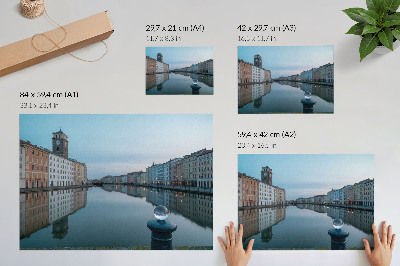 Stilren väggposter Pastellfärgade hyreshus speglas i kanalvattnet