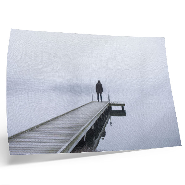 Väggposter En ensam figur på en pir i dimman