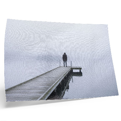 Väggposter En ensam figur på en pir i dimman