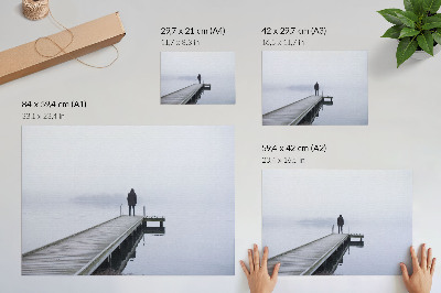 Väggposter En ensam figur på en pir i dimman