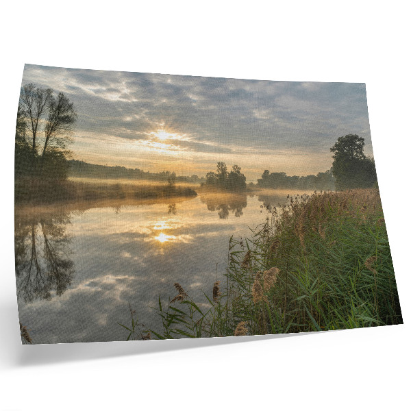 Väggposter En dimmig morgon vid sjön med naturens reflektioner