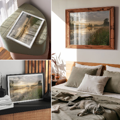 Väggposter En dimmig morgon vid sjön med naturens reflektioner