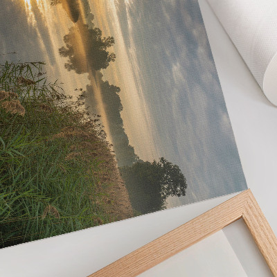 Väggposter En dimmig morgon vid sjön med naturens reflektioner