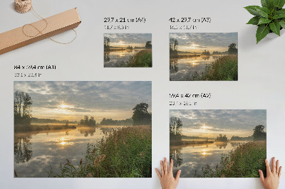 Väggposter En dimmig morgon vid sjön med naturens reflektioner