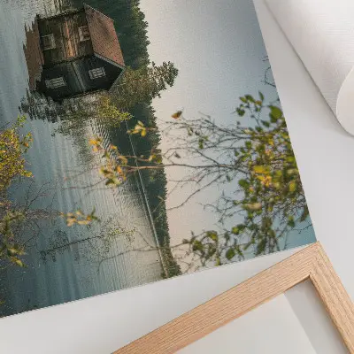 Väggposter sjöstuga med spegling i skogsvatten