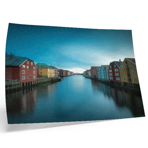 Väggposter färgglada hus som reflekteras i floden med skandinavisk atmosfär