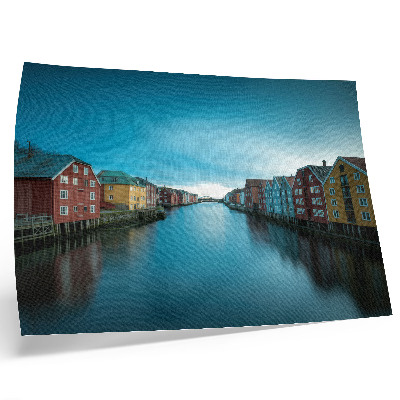 Stilren väggposter Färgglada hus reflekteras i floden, skandinavisk atmosfär