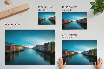 Stilren väggposter Färgglada hus reflekteras i floden, skandinavisk atmosfär