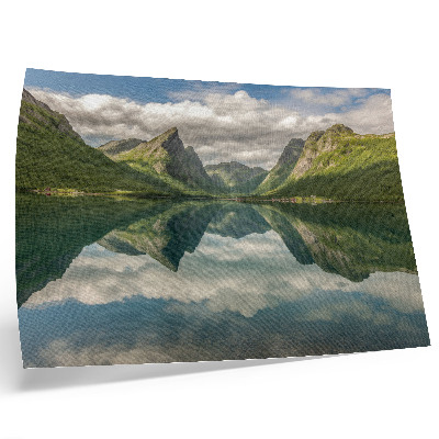 Väggposter Pittoreska berg ovanför sjön, tydlig reflektion