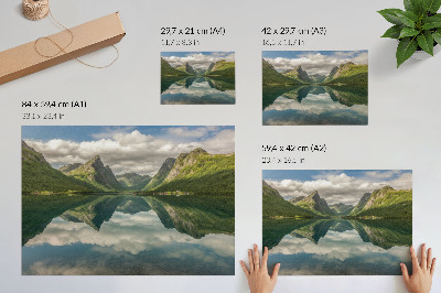 Väggposter Pittoreska berg ovanför sjön, tydlig reflektion