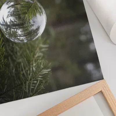 Poster med kristallkula motiv med tallgrenar i bakgrunden