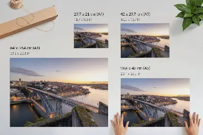 Väggposter bro i solnedgång med stadsutsikt