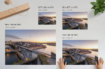 Väggposter Bron mot bakgrund av den nedgående solen och staden