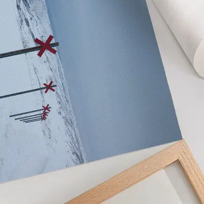 Väggposter vita kullar med röda skyltar i ett tyst utrymme