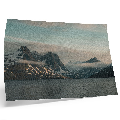 Poster Monumentala berg i skuggan av fred och moln
