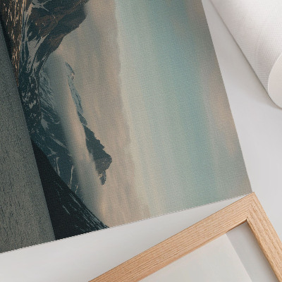 Poster Monumentala berg i skuggan av fred och moln