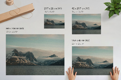 Poster Monumentala berg i skuggan av fred och moln