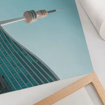 Väggposter blå himmel med modern byggnad och stadstorn