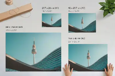 Väggposter blå himmel med modern byggnad och stadstorn
