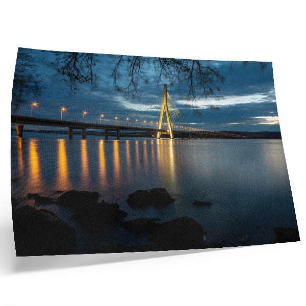 Väggposter Upplyst bro över vattnet på natten