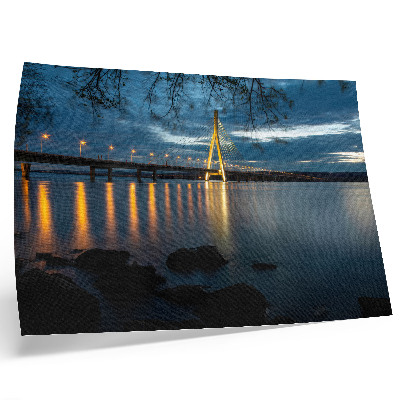 Väggposter Upplyst bro över vattnet på natten