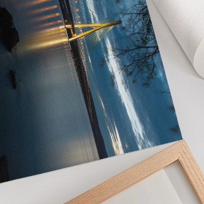 Väggposter Upplyst bro över vattnet på natten