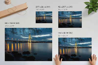 Väggposter Upplyst bro över vattnet på natten