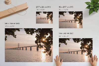 Stilren väggposter En pittoresk bro vid solnedgången över vattnet