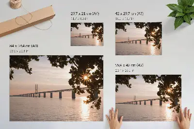 Väggposter pittoresk bro vid solnedgången över vattnet