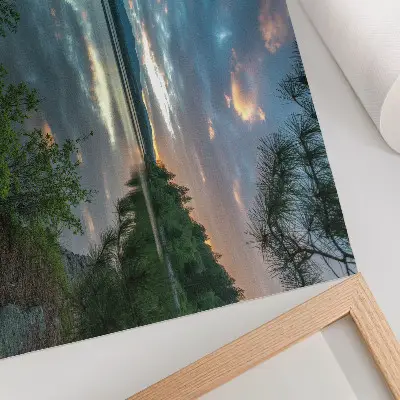 Poster sjöreflektioner med himmel och gröna träd i ett lugnt landskap
