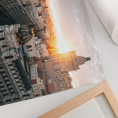 Väggposter En kvällsstad med majestätisk arkitektur