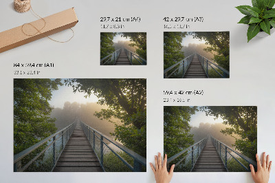 Stilren väggposter En bro i dimman över en flod i gröna omgivningar